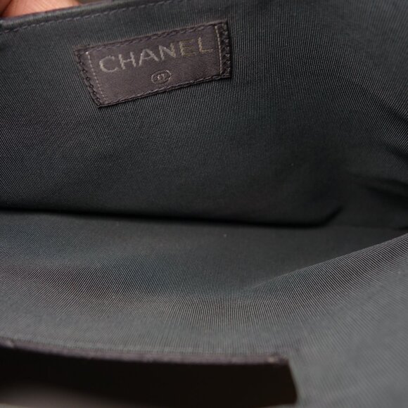 Vtg Chanel Satin Matelasse Clutch Handbag Made In France, Size 9.5 in x 11.75 in - Picture 4 of 16